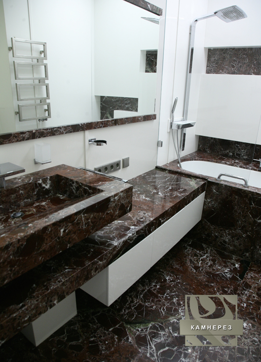 Столешница с раковиной, топ на ванную и плиты на полу из мрамора Россо Леванте